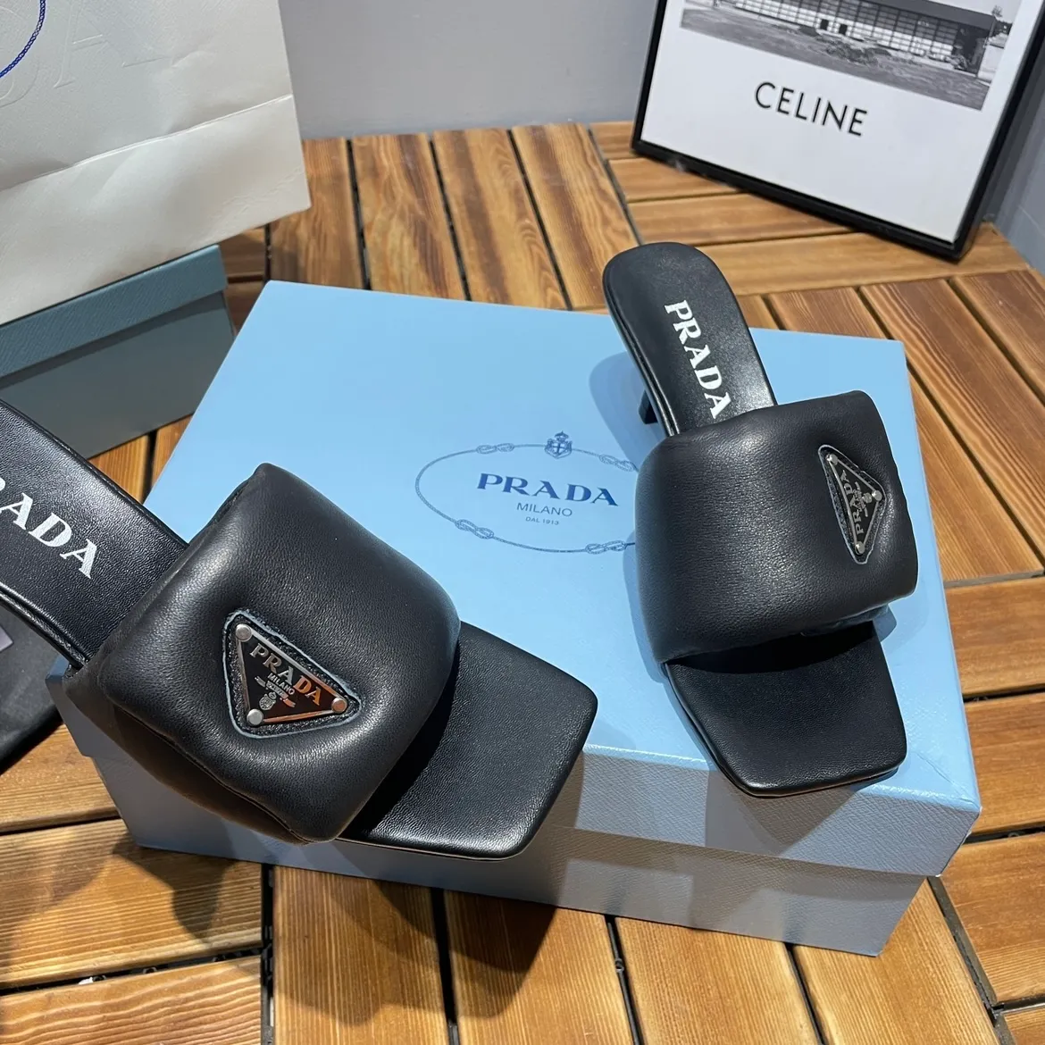 👟👟Ex-factory price 380👟👟 Prada/Prada 2023ss makes its debut🌟High-heeled square-toed slippers, triangular classic LOGO. 💥presents a classic silhouette. No matter what situation you face, the home court belongs only to you! 💪🏻 Fabric: Open edge beads, sheepskin lining, original Italian leather outsole Heel height: 6.5cm Code number: 35-39 (40 custom made, non-refundable)